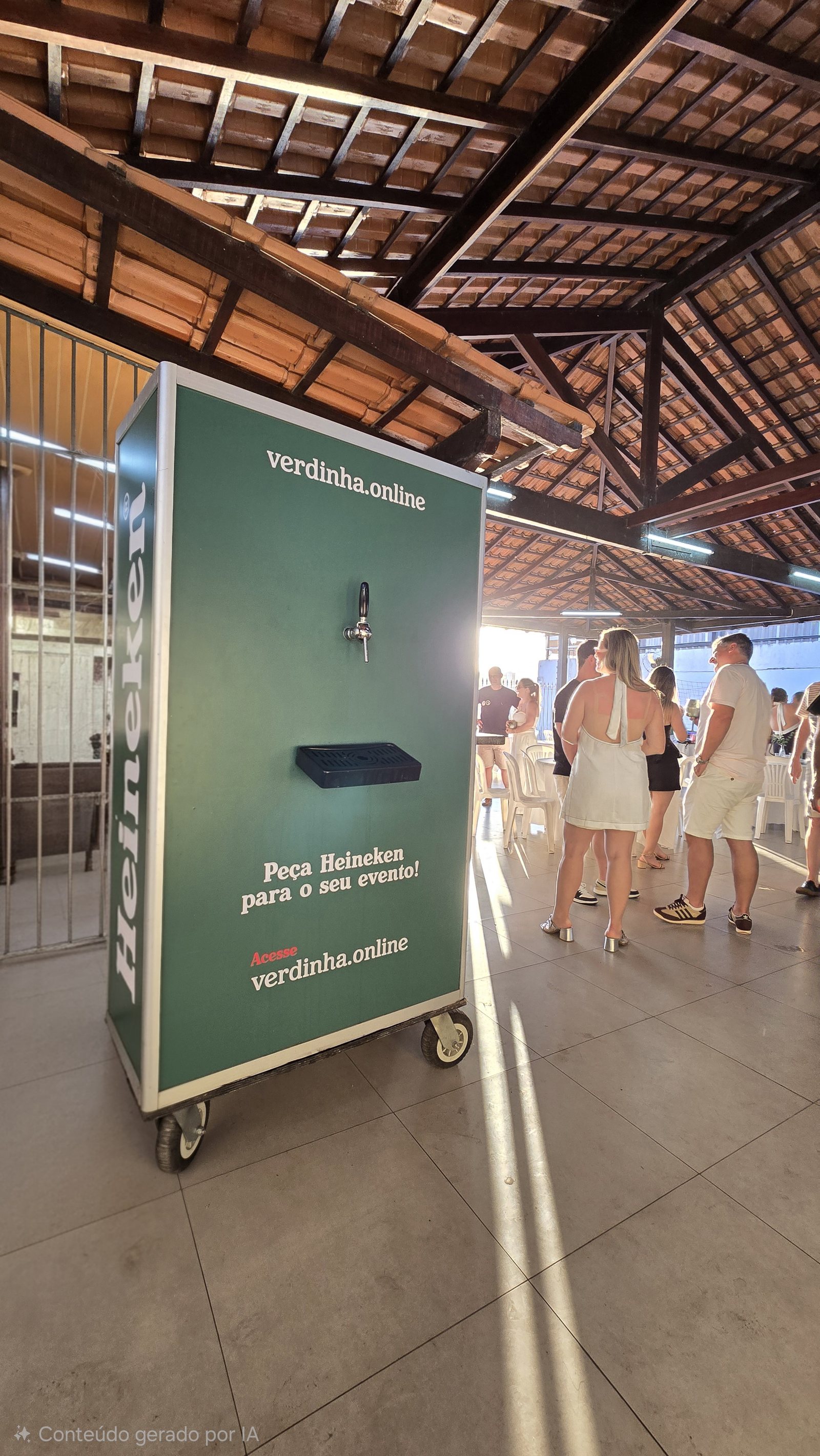 Carrinho Verdinha com comunicação visual Heineken em evento