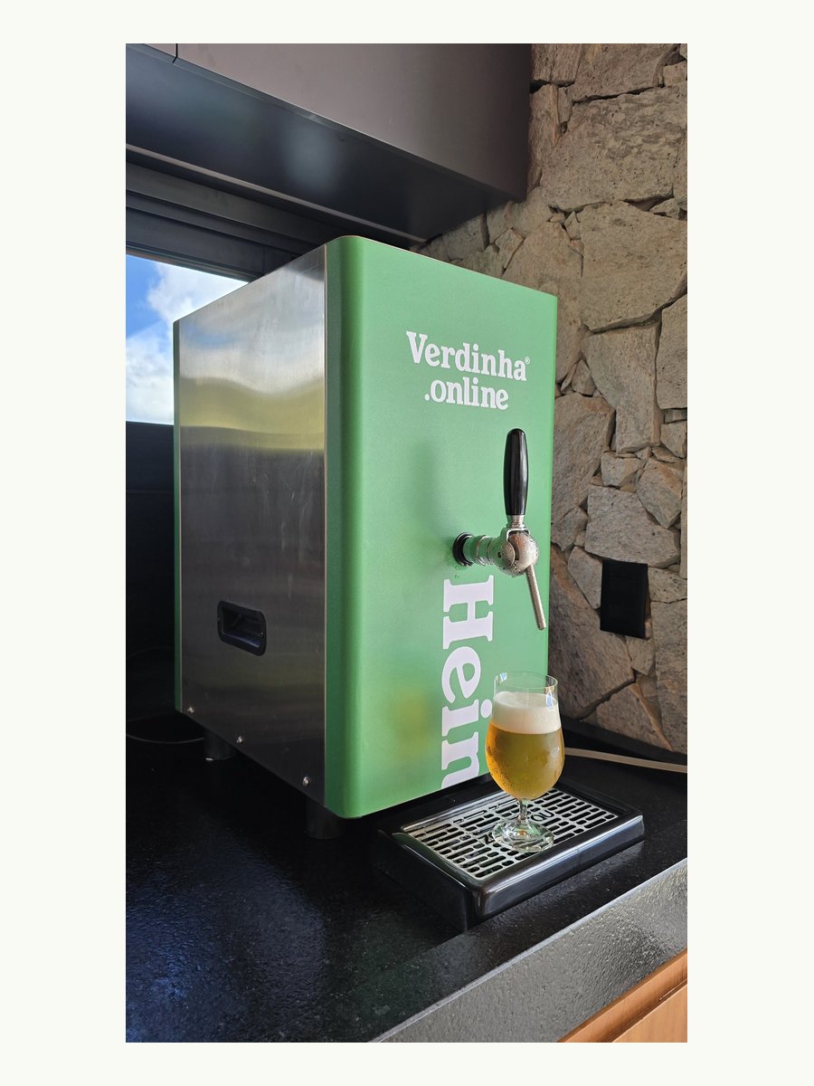 Chopeira profissional servindo chope gelado em evento
