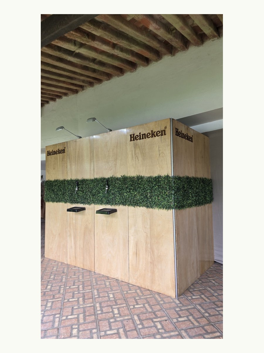 Paredão de chope em madeira com torneiras integradas ao jardim vertical