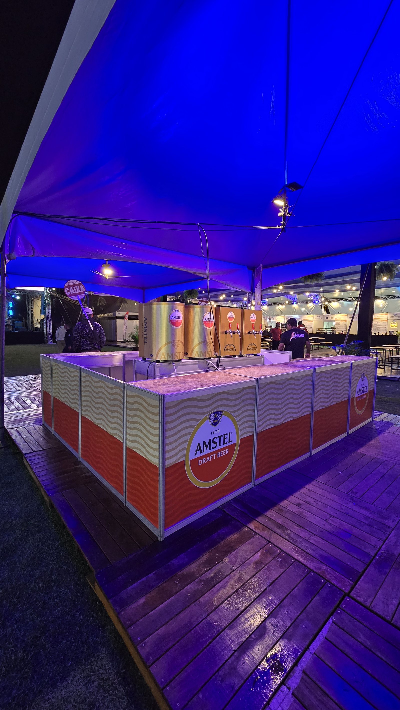 Bancada de chope montada em festival, com chopeiras instaladas e prontas para operação