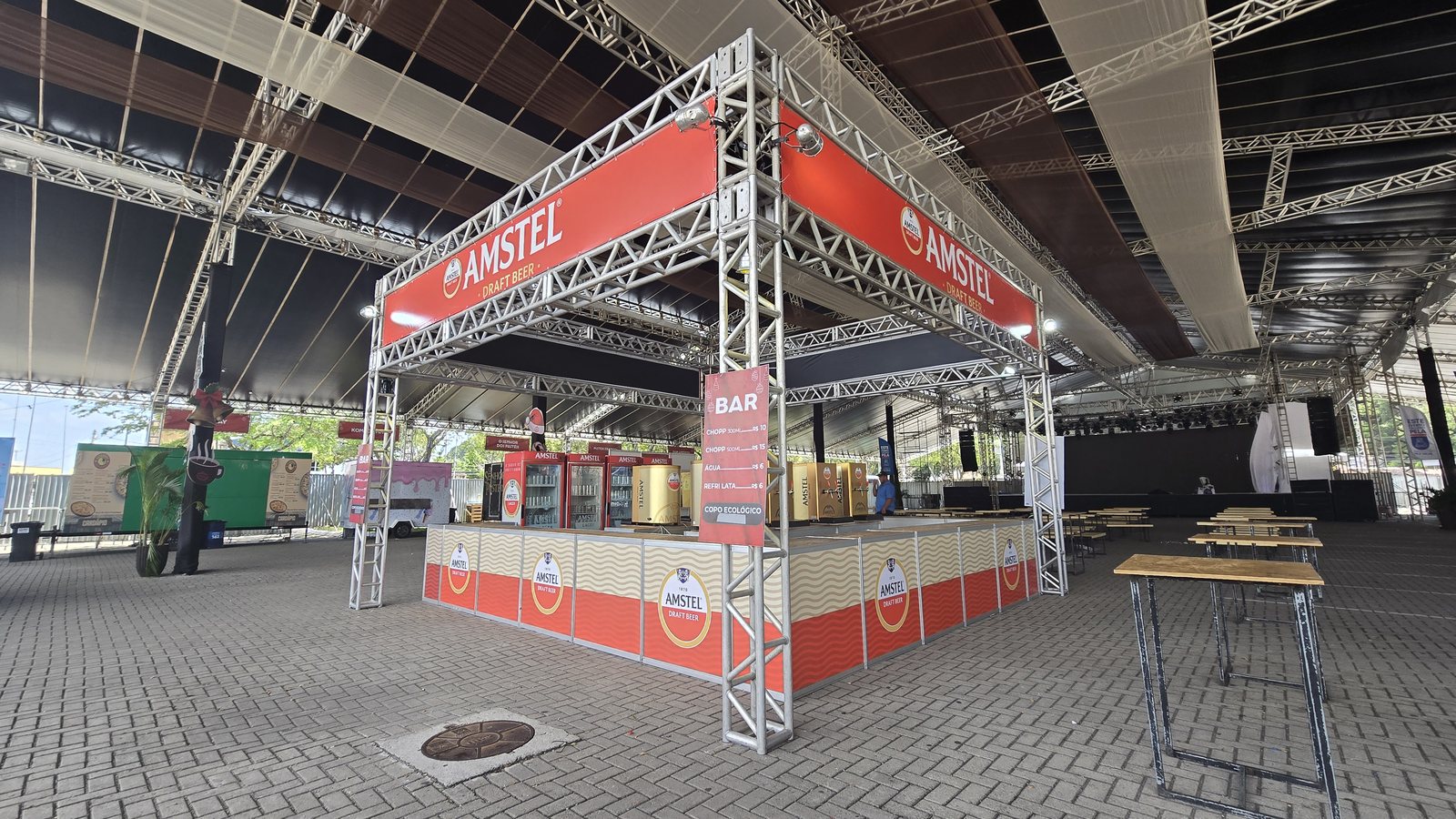 Balcão de chope de grande porte com estrutura de treliças em evento